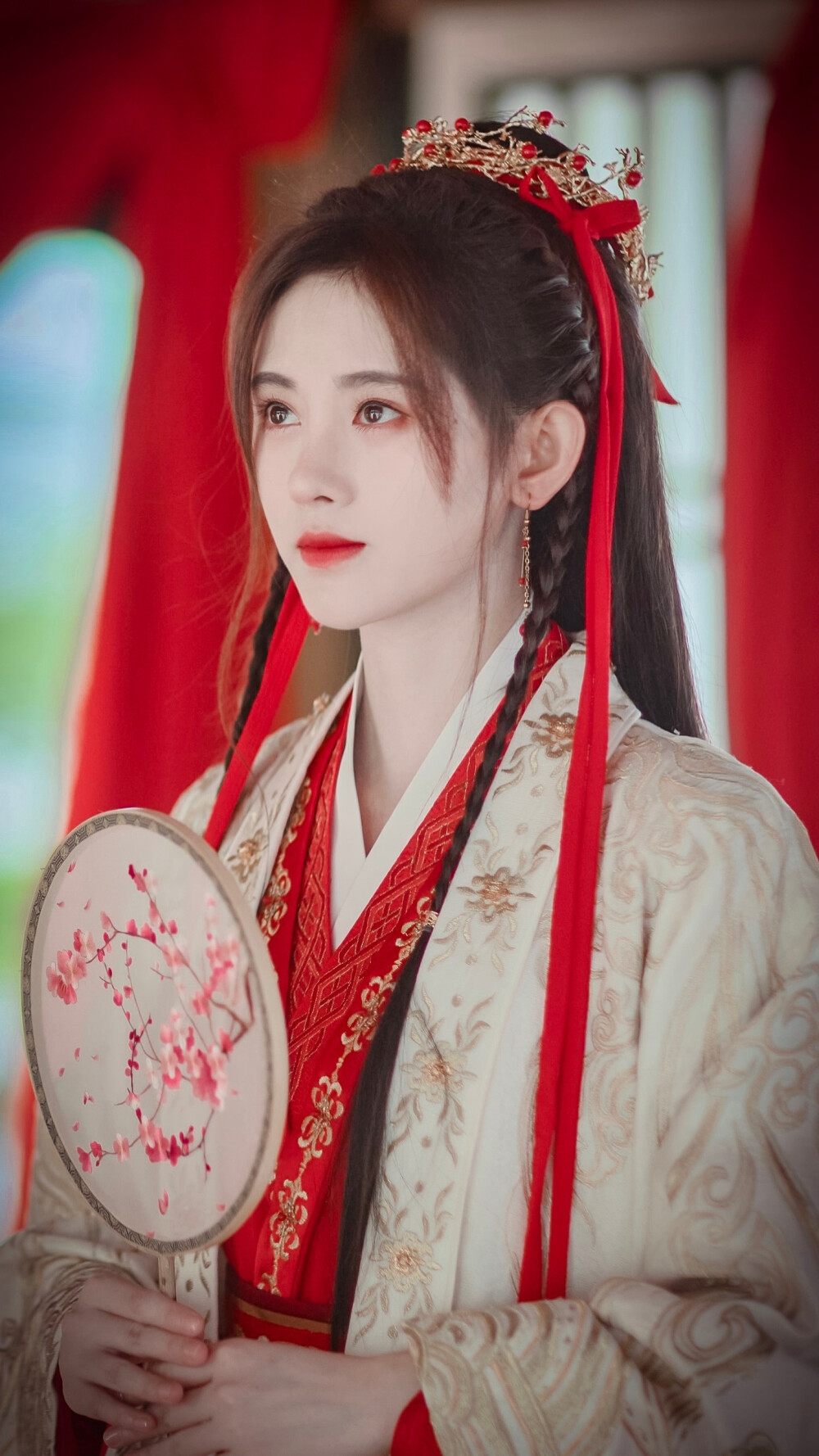 红衣鞠婧祎