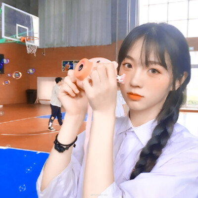 
“生活的疲惫有你减了半”
泡泡机女头 金奈恩