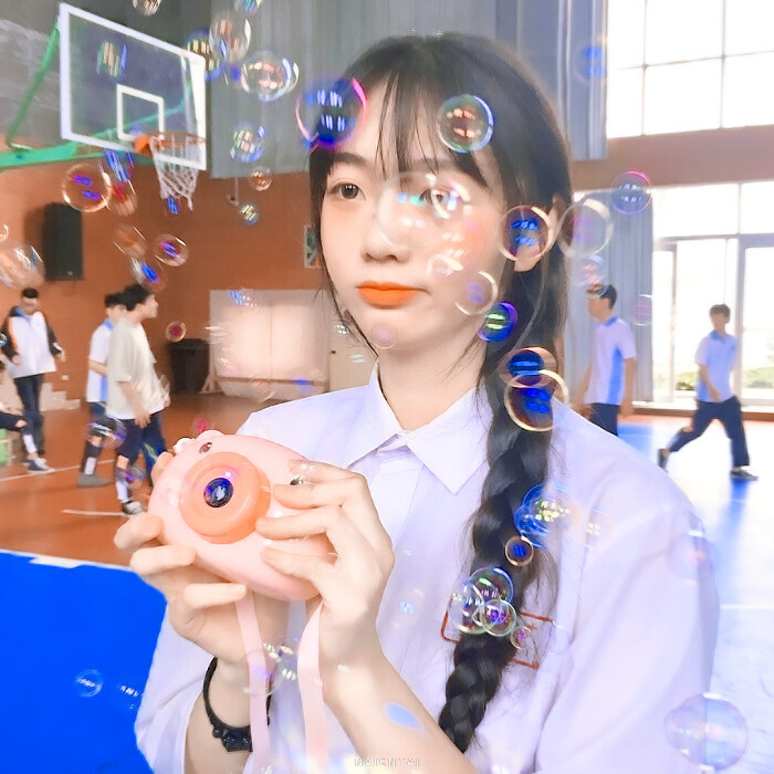 
“生活的疲惫有你减了半”
泡泡机女头 金奈恩