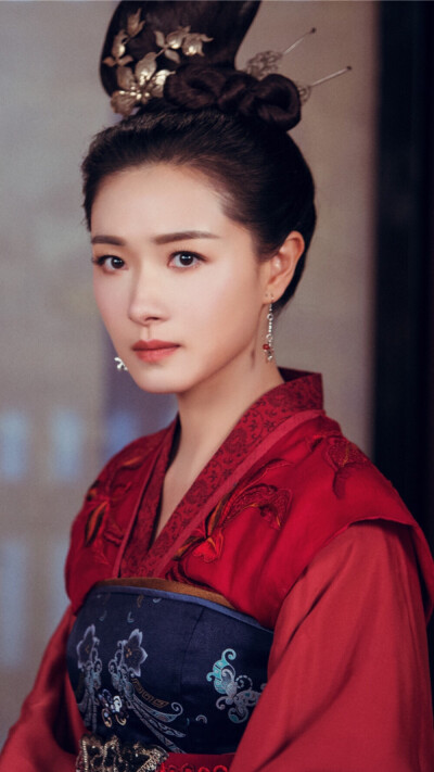 紫塞月明千里，金甲冷，戍楼寒。梦长安。
乡思望中天阔，漏残星亦残。画角数声呜咽，雪漫漫。
大唐荣耀 万茜 独孤靖瑶
