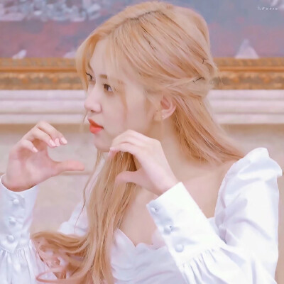 ROSÉ
cr.vb初恋桃酥