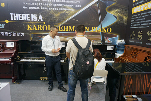 卡罗尔.莱曼钢琴(Karol Lehmann Piano)源自波兰的国宝级钢琴。1884年，卡罗尔.莱曼获得了欧洲最著名的以Philippe de Girard菲利普吉拉德命名的（波兰纺织工业的创始人，乐器发明家）的发明大奖，并获得了使用在钢琴上面的独家许可证。