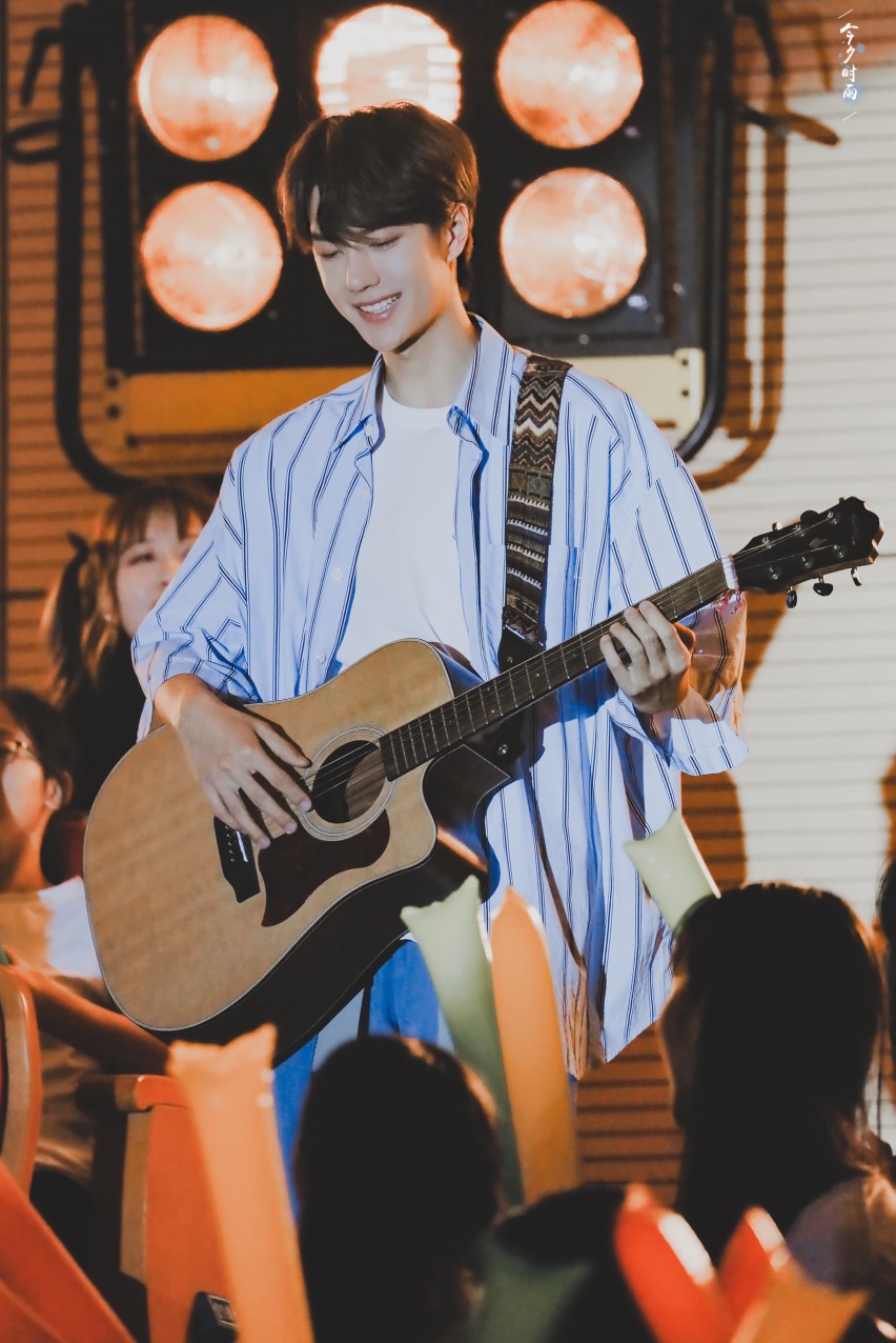 79让我为你唱一首歌,全世界都陪你听着79 @uniq-王一博 cr:logo