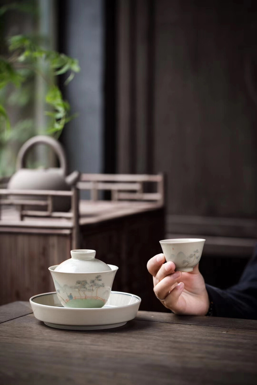 文人茶器 | 景德镇高温手作，草木灰/仿古泥釉，釉色莹润呈青白色，手绘盖碗～拿捏顺手，出水利落～直径9cm 高度8cm ，容量140ml左右～壶承直径14.5cm~