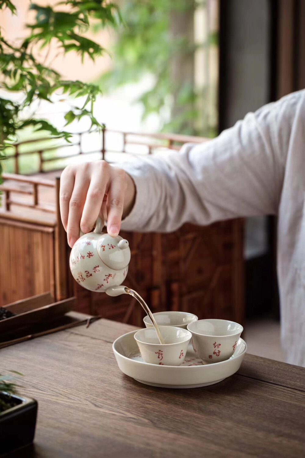 文人茶器 | 景德镇高温手作，草木灰/仿古泥釉，釉色莹润呈青白色，手绘盖碗～拿捏顺手，出水利落～直径9cm 高度8cm ，容量140ml左右～壶承直径14.5cm~