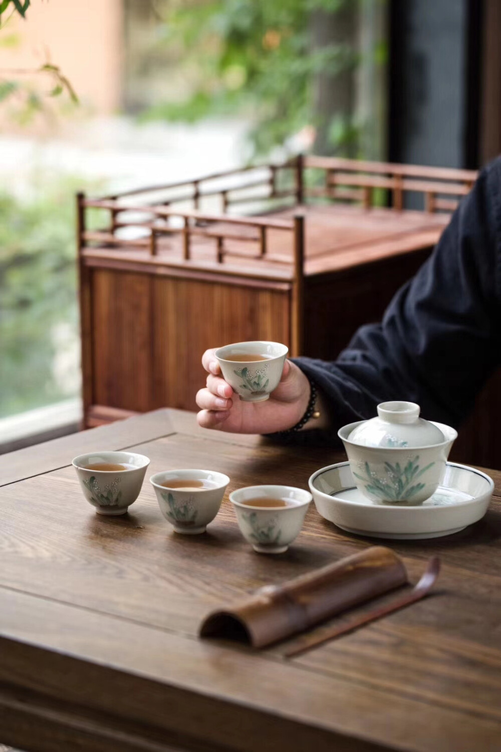 文人茶器 | 景德镇高温手作，草木灰/仿古泥釉，釉色莹润呈青白色，手绘盖碗～拿捏顺手，出水利落～直径9cm 高度8cm ，容量140ml左右～壶承直径14.5cm~