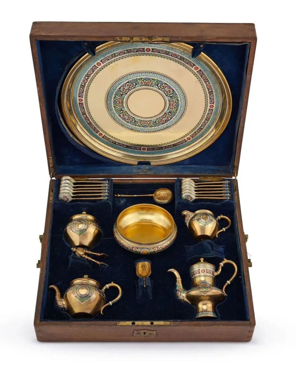 茶具一套
Pavel Ovchinnikov
1876 年
银镀金和掐丝珐琅 
多种尺寸；托盘直径 39.7 厘米
两依藏博物馆藏
