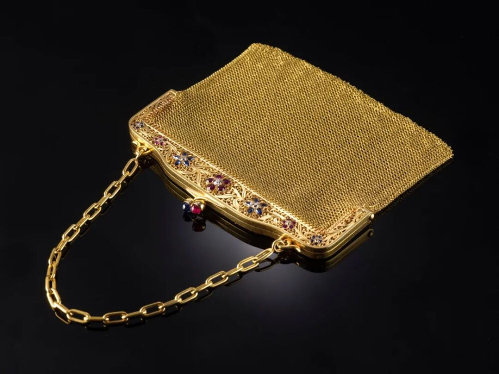 晚宴袋
佚名工匠
约 1910 年代
金、钻石、红宝石和蓝宝石 
高 12.7 x 宽 10.2 厘米
两依藏博物馆藏
