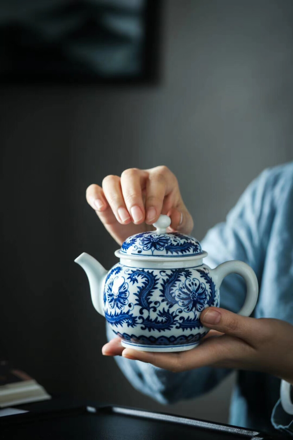 「景德鎮(zhèn)手繪釉下青花茶壺」景德鎮(zhèn)高溫手繪，匠心之作～釉色油潤(rùn)，青花發(fā)色素雅，精工典藏，古法手作，瑩潤(rùn)細(xì)膩好用，實(shí)物更顯古韻靈動(dòng)。