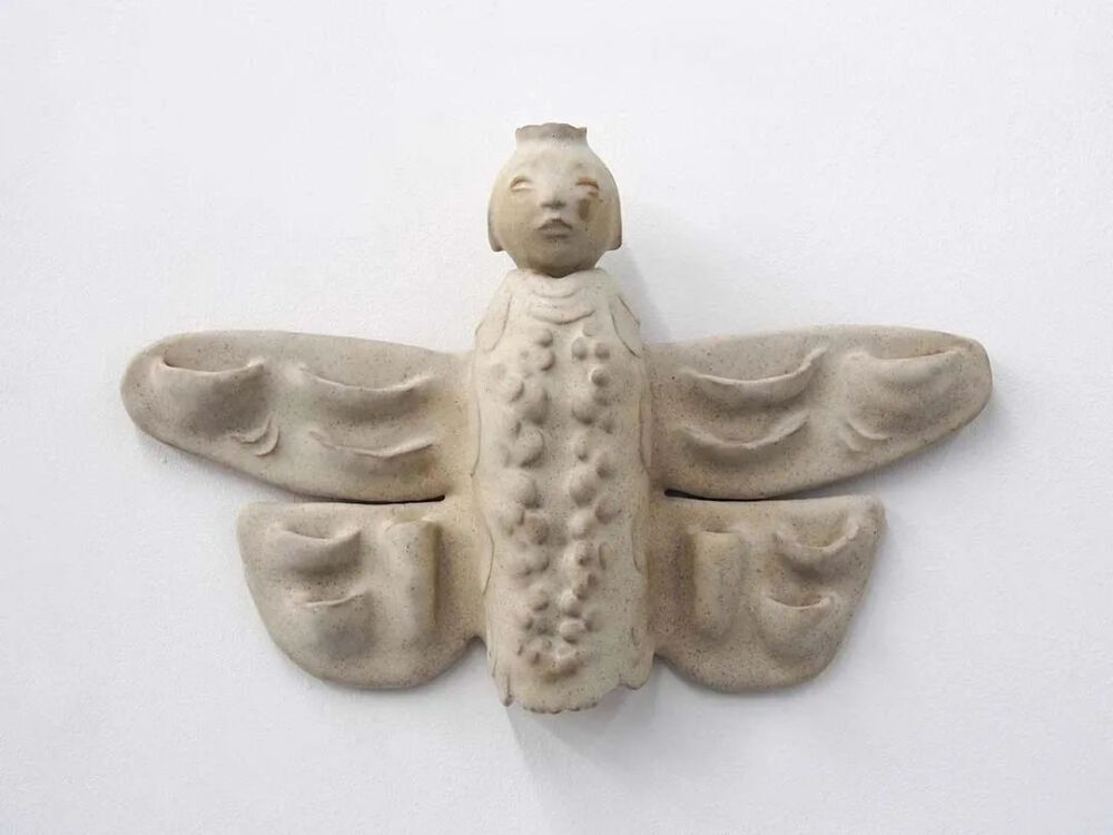 曾建颖 Tseng ChienYing，《夜蛾 The Night Moth》，2019，陶 ceramic，37.5 x 23.5 x 7.5 cm