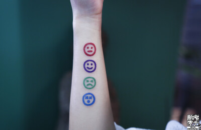 鬼手纹身小鬼店 小臂内侧彩色笑脸纹身师干涛