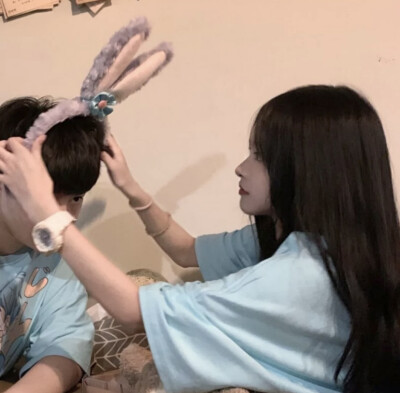 记得爱一个你一皱眉就知道开始哄你开心的男孩子.