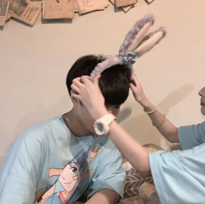 记得爱一个你一皱眉就知道开始哄你开心的男孩子.