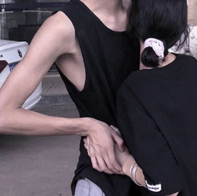 记得爱一个你一皱眉就知道开始哄你开心的男孩子.