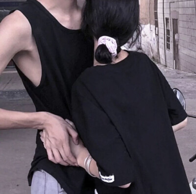 记得爱一个你一皱眉就知道开始哄你开心的男孩子.