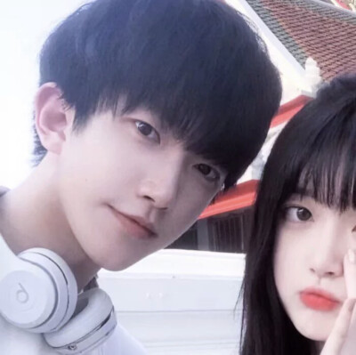 值得的人不需要你跑着靠近.