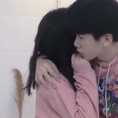 值得的人不需要你跑着靠近.