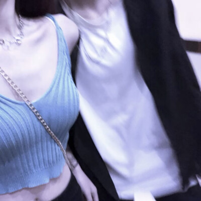 值得的人不需要你跑着靠近.