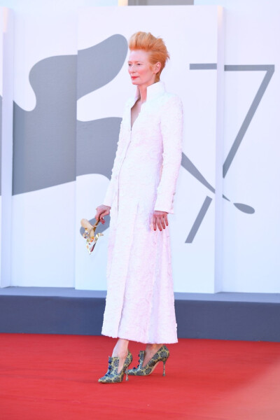 Tilda Swinton
In CHANEL S/S 2020 Couture
"The Human Voice" and "Quo Vadis, Aida?" Screening at the 77th Venice Film Festival at on September 03, 2020 in Venice, Italy
[weibo@-slyvieCX-]