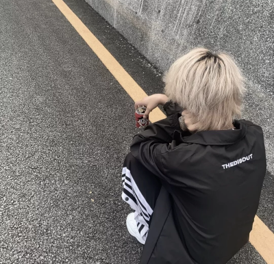 男头/控制不住情绪。