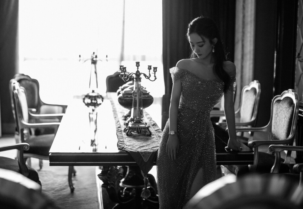 赵丽颖.
酱 苏琪/.