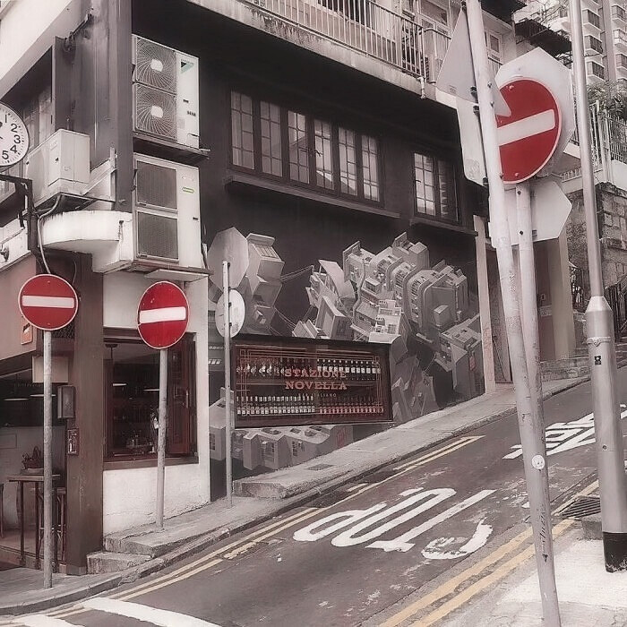 : 东京地铁出站时 一身黄裙站在便利店 这个场面他一存就是十年