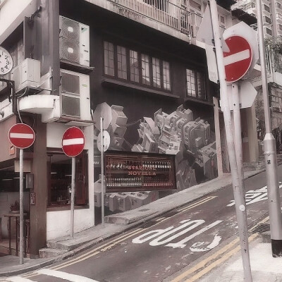 : 东京地铁出站时 一身黄裙站在便利店 这个场面他一存就是十年