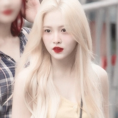 : 东京地铁出站时 一身黄裙站在便利店 这个场面他一存就是十年