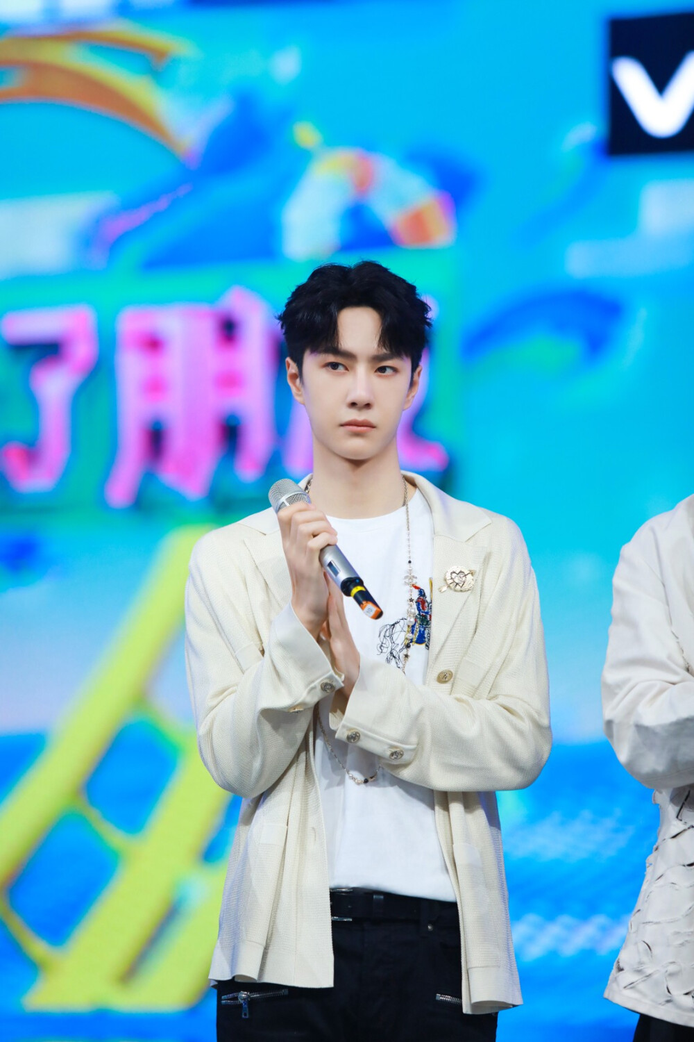 YIBO-OFFICIAL：
#王一博快乐大本营#
你的快乐已打包完毕，今晚20:20准时送达！@UNIQ-王一博 游戏胜负欲依旧爆棚，但表情管理却频频失控，害，不就是一个甜甜圈嘛，还就不信吃不到了??！清理好手机内存，今晚又到了疯狂保存表情包的时刻！[笑而不语] ???