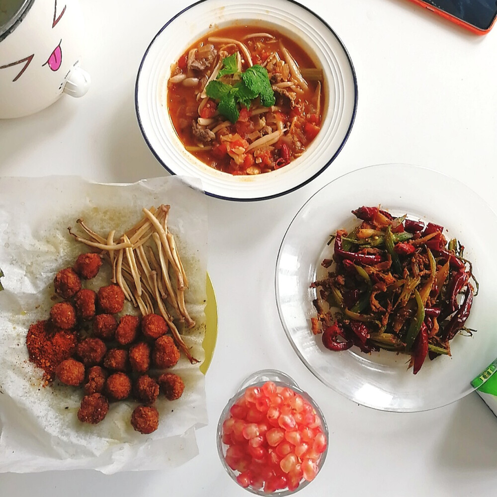 【8.31晚-9.7的一周饭饭日常】
上周比较忙，所以中午都不回家吃饭、外食也多了起来；
因为实在忍不了吃少点食物，所以会在吃多多的时候坚持运动。嗯，我的减肥计划没有被中断！
主食：杂粮饭、白米饭、年糕、煎饼果子；
蛋白质：豆腐、鸡胸肉、牛肉、虾；
蔬菜：上海青、蘑菇、胡萝卜、芹菜、西红柿、洋葱、薄荷、菠菜、白菜；
水果：哈密瓜、石榴、四季豆；
其他：鸡米花、红枣、核桃仁；
（只统计了图片上的内容，但实际吃的远不止哦~）