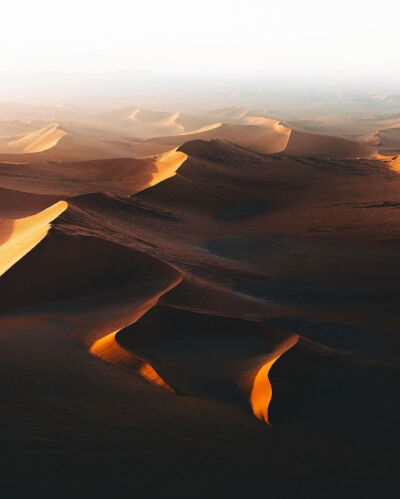比起日出，我更喜欢日落，我的意思是比起遇见你我更喜欢终老