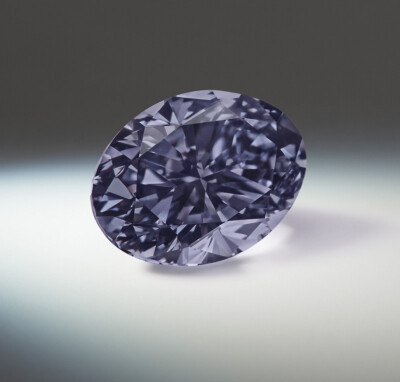 Argyle Infinité 紫钻
重0.70ct，采用椭圆形切割，达到 Fancy Dark Violet-Gray 色级。