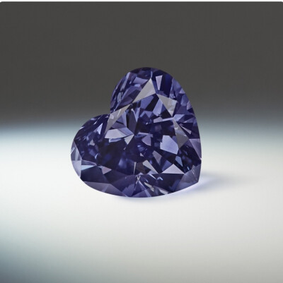 Argyle Skylar 紫钻
重0.33ct，采用心形切割，达到 Fancy Dark Gray-Violet 色级。