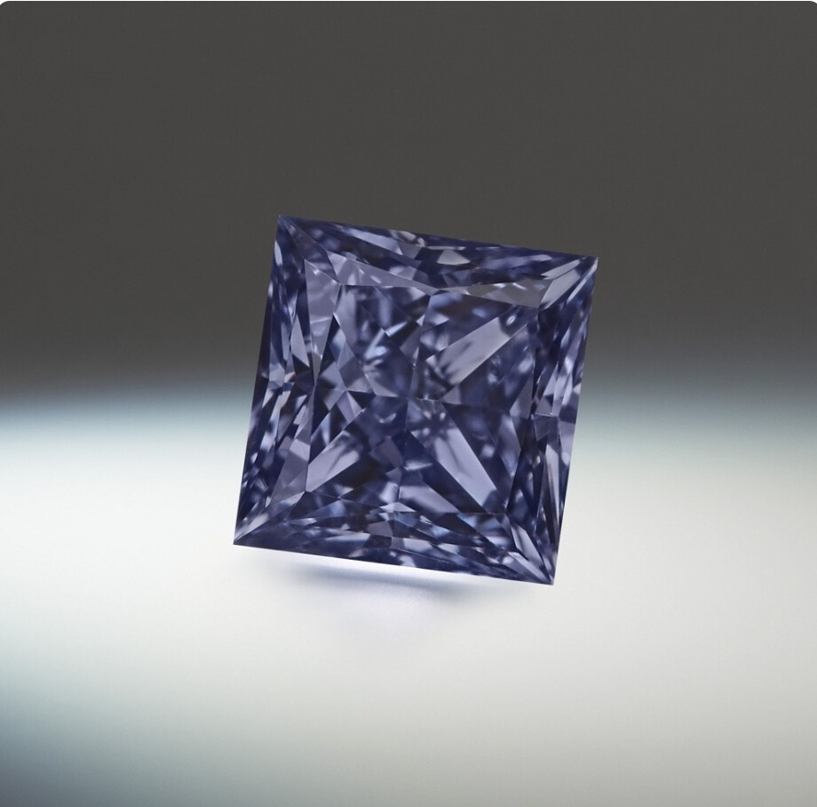 Argyle Emrys 紫钻
重0.43ct，采用公主方切割，达到 Fancy Deep Grayish Violetish Blue 色级。