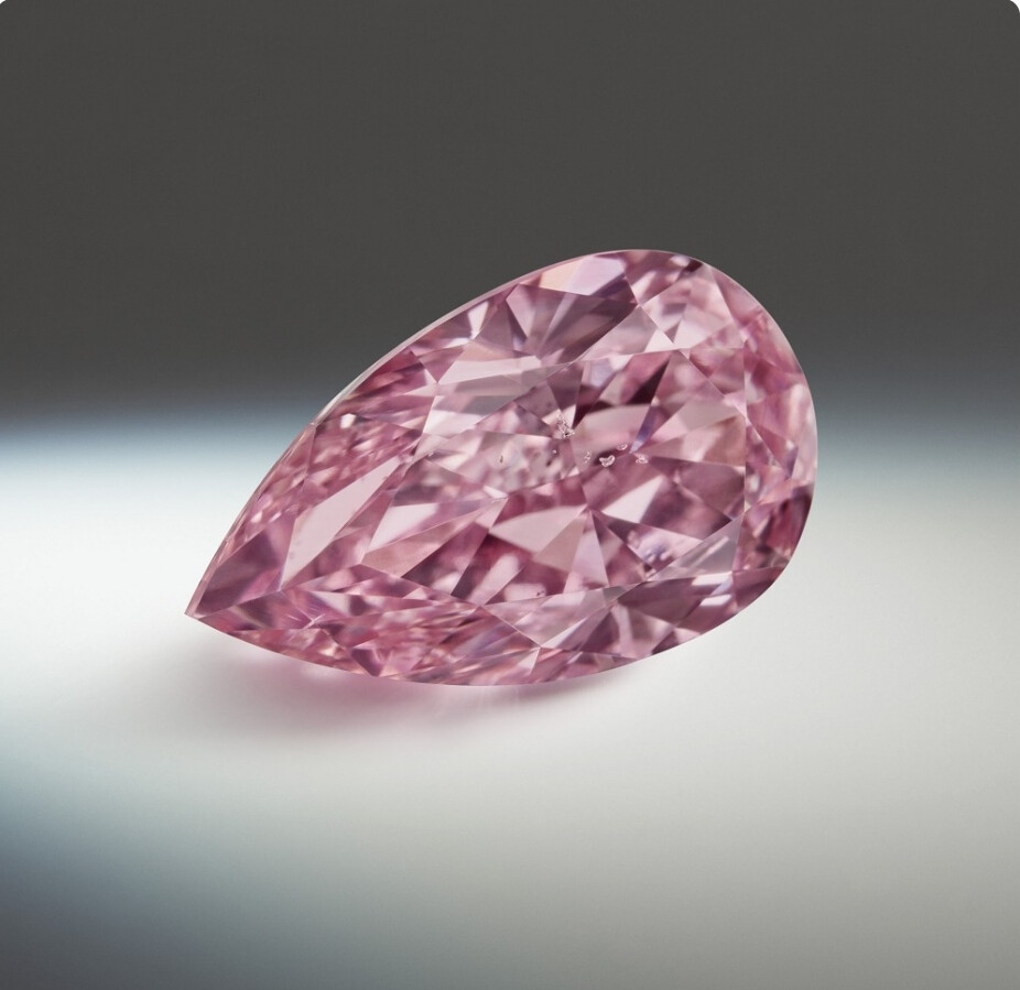 Argyle Sakura 粉钻
重1.84ct，采用水滴形切割，达到 Fancy Vivid Purplish Pink 色级。