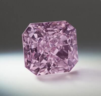 Argyle Ethereal 粉钻
重2.45ct，采用雷迪恩切割，达到 Fancy Intense Purple-Pink 色级。