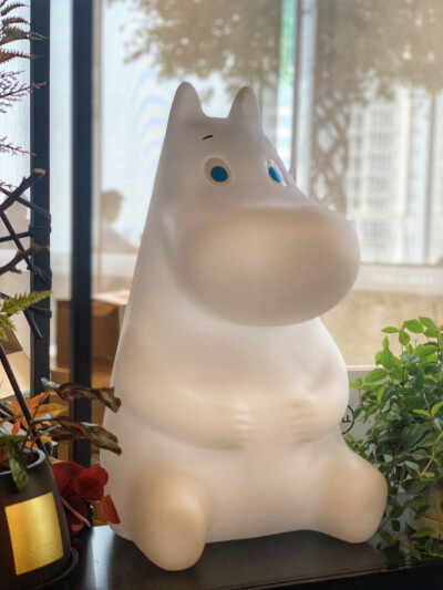 今天带崽儿们到世界最高书院溜达
到处是Moomin !! 融化你的心心～南角视野好但是下午的光照太强怕了怕了还是乖乖躲在北角hhhhh
小小tips给想去朵云书店的集美
记得微信小程序先预约
景观位要先点单才能进
保留好小…