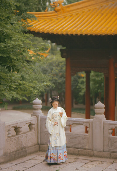 万木冻欲折.孤根暖独回.前村深雪里.昨夜一枝开.风递幽香去.禽窥素艳来.明年如应律.先发映春台。