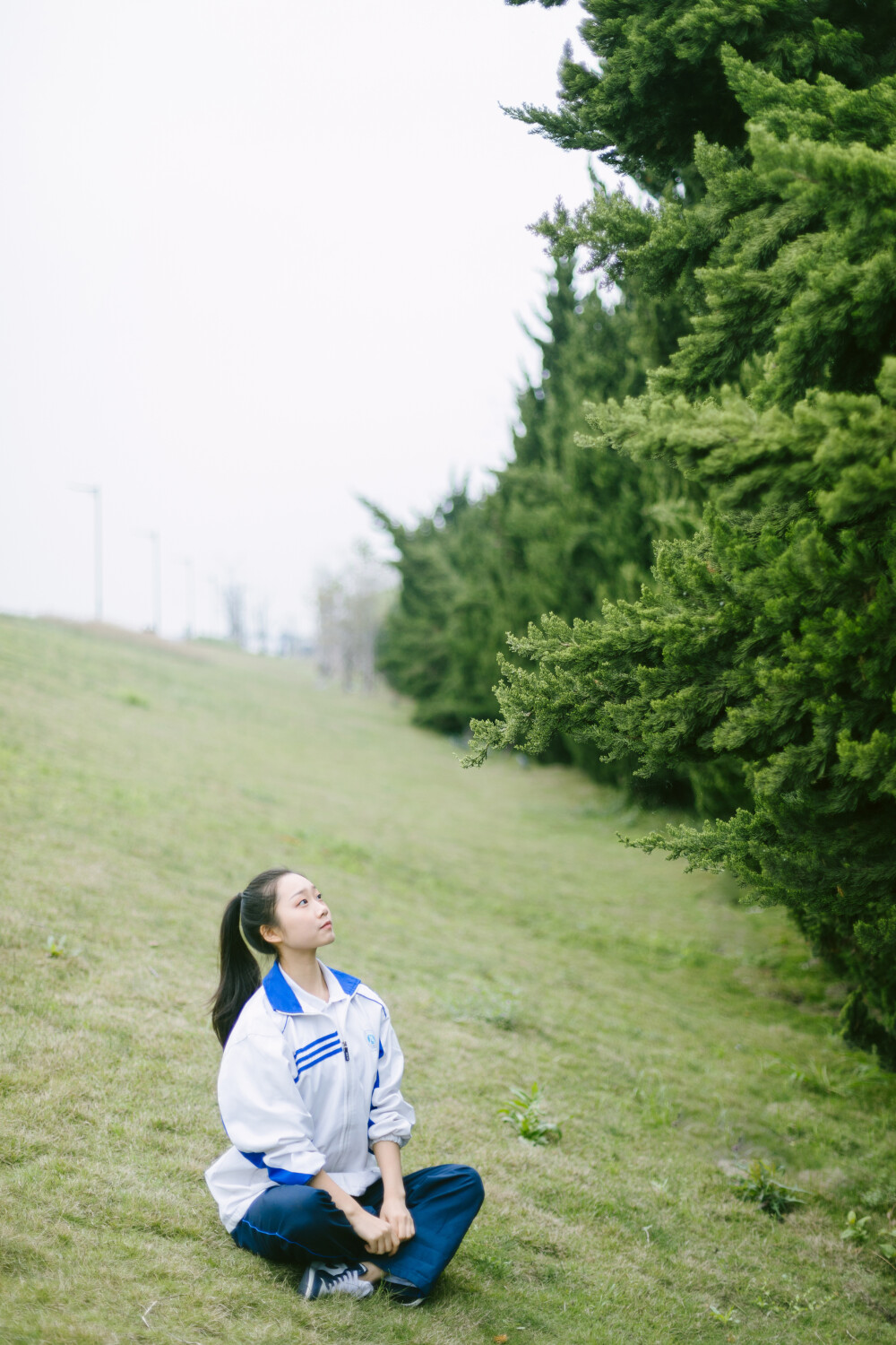 都开学了
摄影：洪小漩
出镜：小墨
拍照的时候，小墨还没上学。等我把照片给她，她下半学年都开始了。
怀孕以后，就是各种拖延症。做什么事都提不起兴趣来。
不知道别的孕妇是不是一样症状。