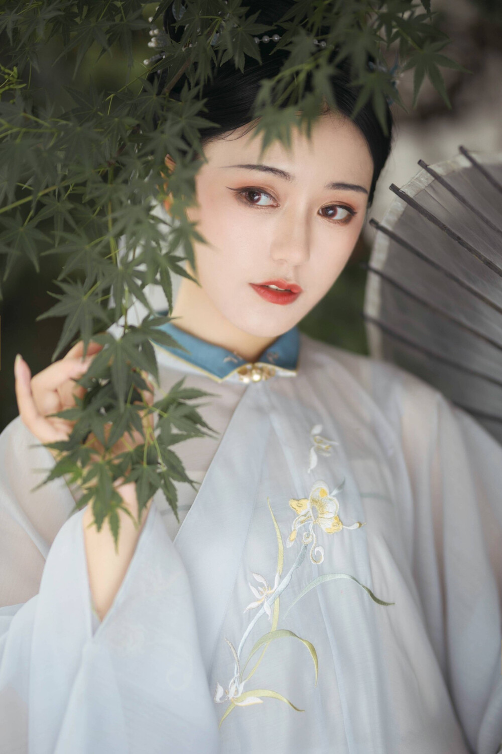 时光清浅.岁月安暖.我只愿心素如莲.人淡如菊.不以己悲.不以物喜.坐在阡陌红尘里.一手烟火.一手诗意.双手合十.做快乐的自己.择一江南古镇诗意的栖居.春来.看绿意葱茏.夏日.赏花红叶碧.秋至.用果香熏染自己.冬季.和素雪、梅花一起在时光里旖旎.在心境中.花香满衣.与岁月一起慢慢老去。