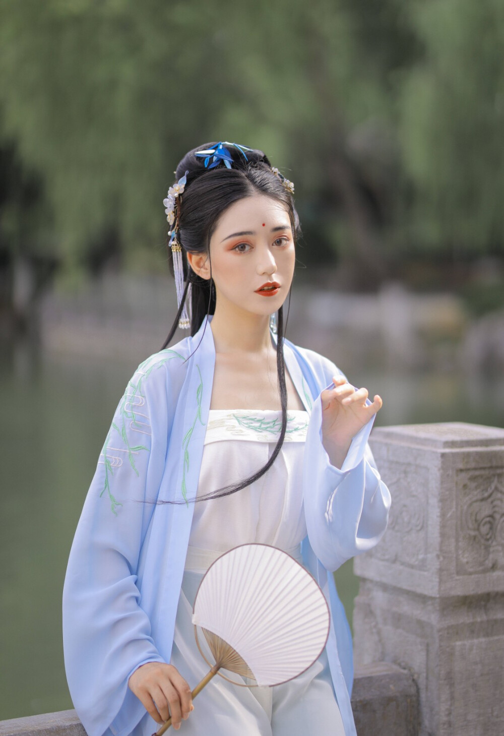 时光清浅.岁月安暖.我只愿心素如莲.人淡如菊.不以己悲.不以物喜.坐在阡陌红尘里.一手烟火.一手诗意.双手合十.做快乐的自己.择一江南古镇诗意的栖居.春来.看绿意葱茏.夏日.赏花红叶碧.秋至.用果香熏染自己.冬季.和素雪、梅花一起在时光里旖旎.在心境中.花香满衣.与岁月一起慢慢老去。