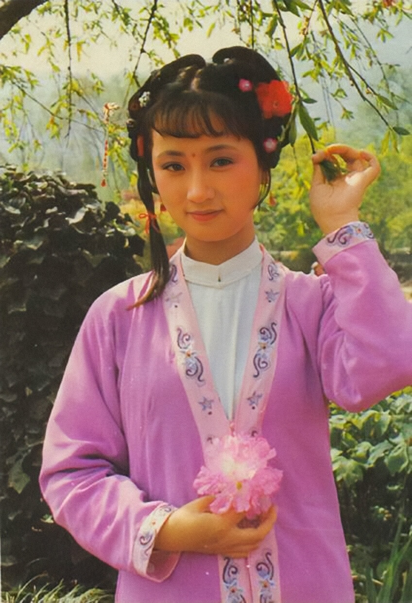 【87版红楼梦】——（香菱）丁香色缎镶藕荷色底绣花朵纹边对襟褙子、白色偏襟立领袄子、浅柳黄长裙。