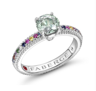 俄罗斯珠宝商 Fabergé 刚刚推出「Colours of Love」系列的新一季作品，以9月诞生石——「蓝宝石」作为订婚戒指的主石，呈现彩色蓝宝石的缤纷色调。新作中的戒托则延续永恒戒圈设计，搭配彩宝镶嵌或平行刻纹装饰，与…