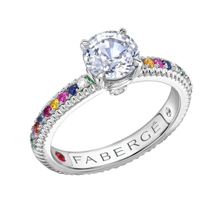 俄罗斯珠宝商 Fabergé 刚刚推出「Colours of Love」系列的新一季作品，以9月诞生石——「蓝宝石」作为订婚戒指的主石，呈现彩色蓝宝石的缤纷色调。新作中的戒托则延续永恒戒圈设计，搭配彩宝镶嵌或平行刻纹装饰，与主石色彩相辉映。