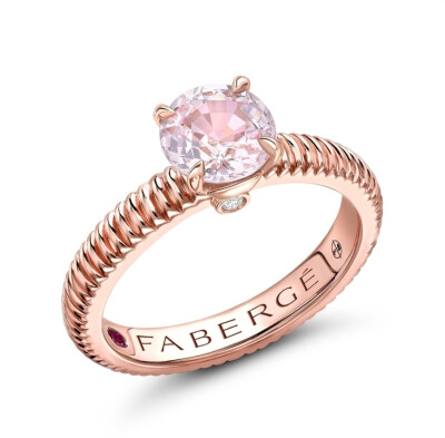 俄罗斯珠宝商 Fabergé 刚刚推出「Colours of Love」系列的新一季作品，以9月诞生石——「蓝宝石」作为订婚戒指的主石，呈现彩色蓝宝石的缤纷色调。新作中的戒托则延续永恒戒圈设计，搭配彩宝镶嵌或平行刻纹装饰，与…