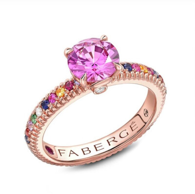 俄罗斯珠宝商 Fabergé 刚刚推出「Colours of Love」系列的新一季作品，以9月诞生石——「蓝宝石」作为订婚戒指的主石，呈现彩色蓝宝石的缤纷色调。新作中的戒托则延续永恒戒圈设计，搭配彩宝镶嵌或平行刻纹装饰，与…