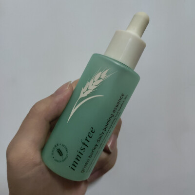 【悦诗风吟青麦精华】去年到今年终于空瓶，开心的不行，最后都用来擦身体了，号称酸，但是完全无感，可能是太温和了，不适合我这种城墙皮，不会回购了。