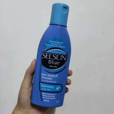 【SELSUN洗发水】红了一段时间的产品了，内容物是蓝色的，用的时候总觉得自己在染发哈哈哈哈哈，用完头发会有点干燥，隔天洗一次完全可以，就是个人比较喜欢薇姿多一点。