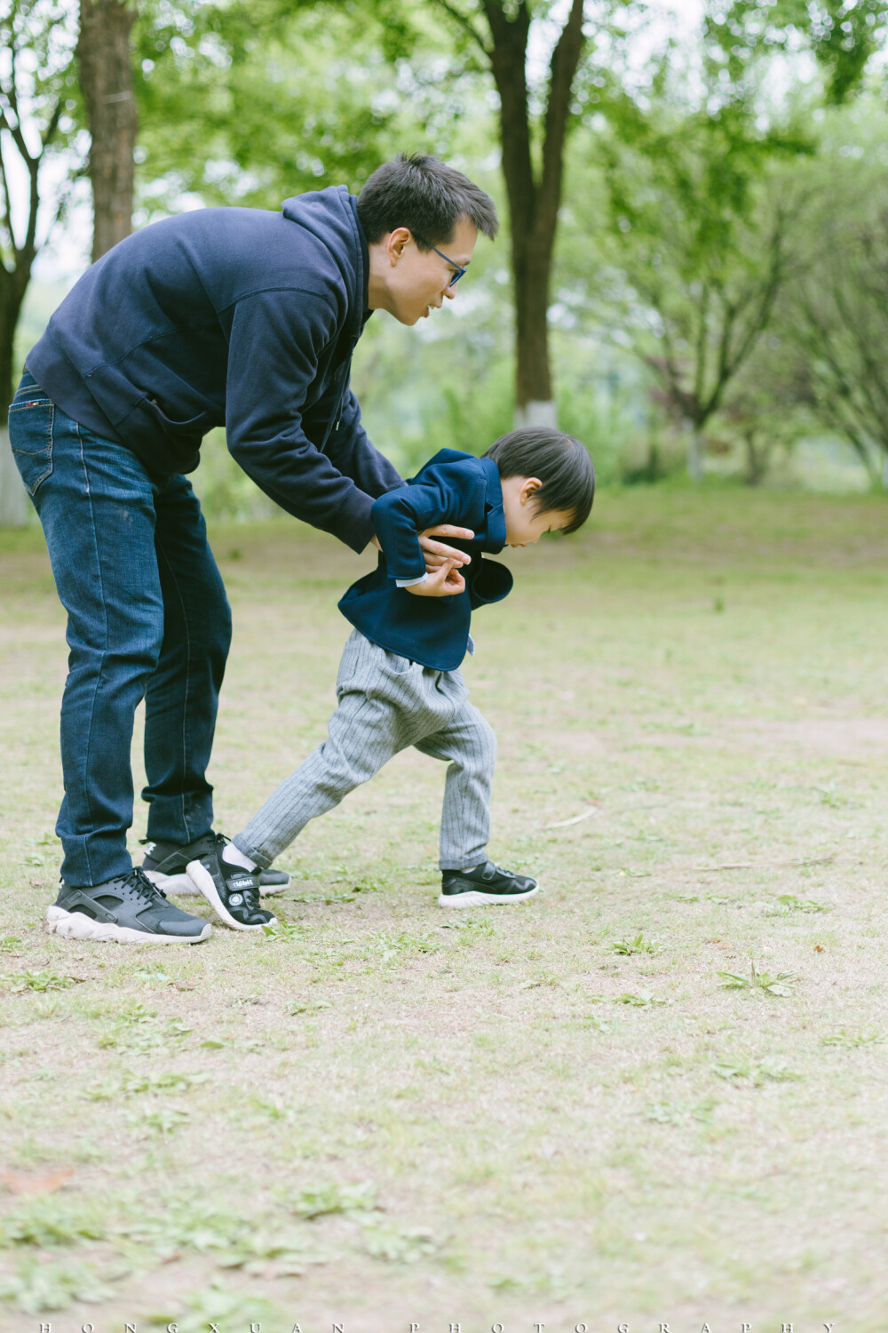 棒棒的一家
摄影：洪小漩
出镜：棒棒一家
请了病假在家，《摩登家庭》已经刷到第五季。通过剧情推进，关于对于日后家庭会产生的各种大小麻烦，以及成员之间的一些相处模式，也有了一些不一样的感触。我想着，日后家庭生活中应该会有所借鉴。
其实之前也帮很多家庭拍过照，在细枝末节间关注到家长与小朋友的相处方式，觉得当下家长对孩子们的教育，与我们小时候还是有很大的不同。小朋友们多数很喜欢也很擅长表现自己。和我小时候相比，父母表达爱的方式也不仅仅在于行动中，而是在言语间也能充分感受到。
翻出之前给棒棒一家拍的照片。那时候应该还是春末，天气乍暖还寒。精力十足的棒棒上蹿下跳，可把他老爹忙得够呛。阿科也对这个清俊的小