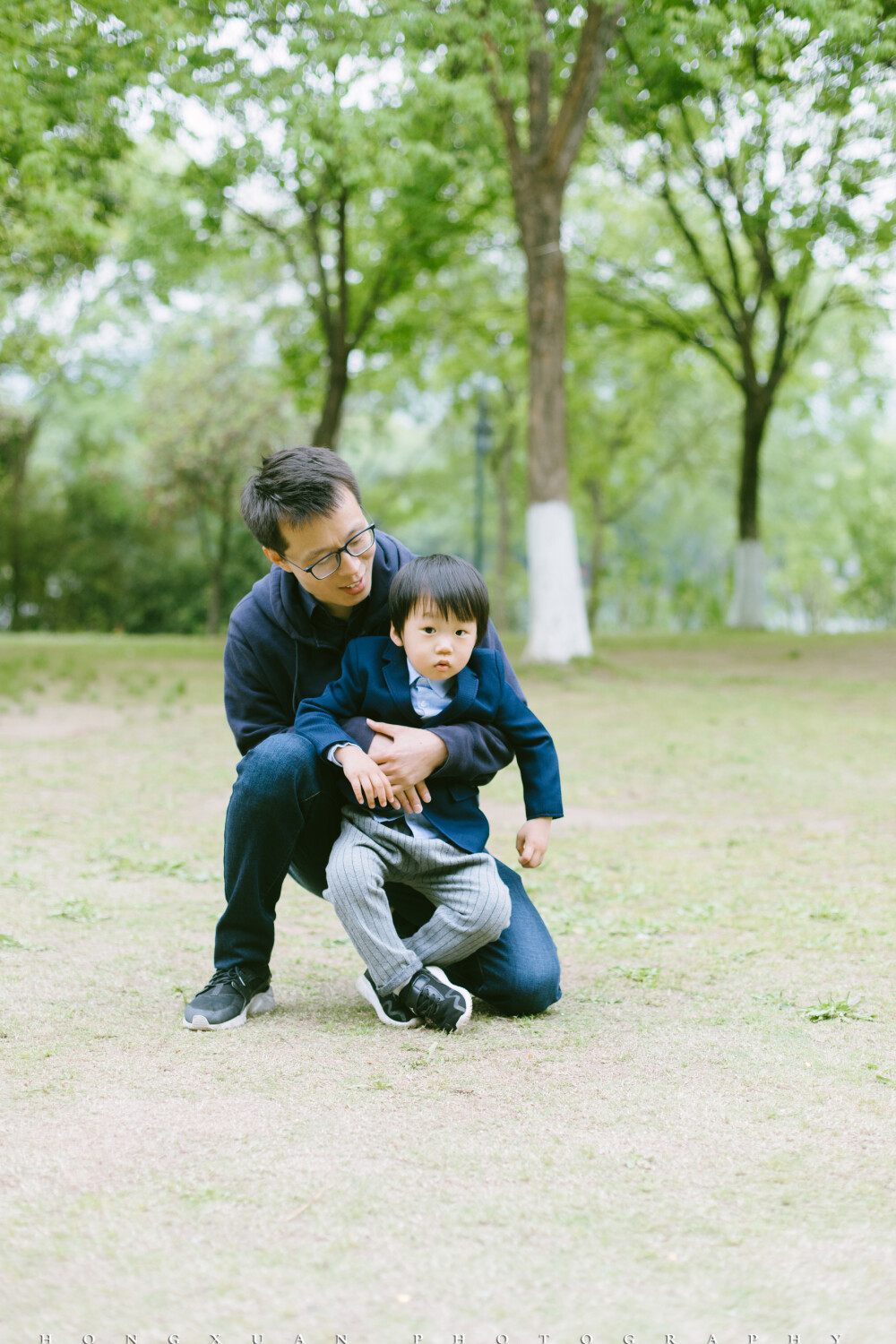 棒棒的一家
摄影：洪小漩
出镜：棒棒一家
请了病假在家，《摩登家庭》已经刷到第五季。通过剧情推进，关于对于日后家庭会产生的各种大小麻烦，以及成员之间的一些相处模式，也有了一些不一样的感触。我想着，日后家庭生活中应该会有所借鉴。
其实之前也帮很多家庭拍过照，在细枝末节间关注到家长与小朋友的相处方式，觉得当下家长对孩子们的教育，与我们小时候还是有很大的不同。小朋友们多数很喜欢也很擅长表现自己。和我小时候相比，父母表达爱的方式也不仅仅在于行动中，而是在言语间也能充分感受到。
翻出之前给棒棒一家拍的照片。那时候应该还是春末，天气乍暖还寒。精力十足的棒棒上蹿下跳，可把他老爹忙得够呛。阿科也对这个清俊的小